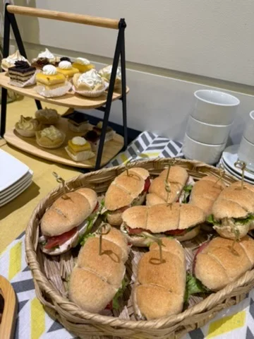 Canasto de sándwiches y torre de pastelería