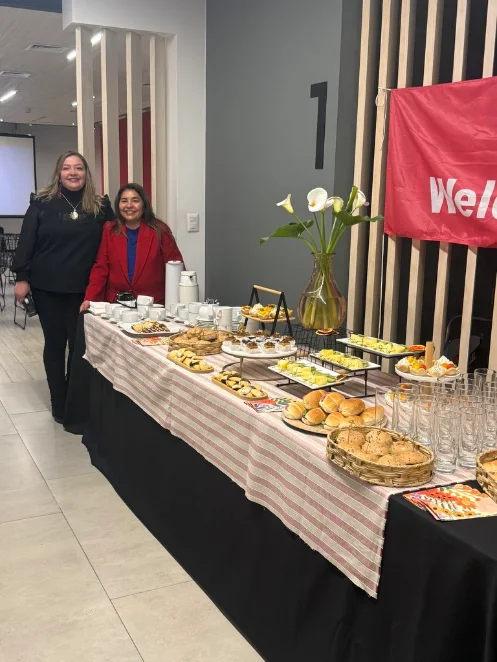 Equipo de La Estación junto a un montaje de coffee break en oficina